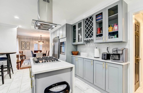 Highland Park Casa | Luxurious Detroit Home - Walk to Golf & Park!