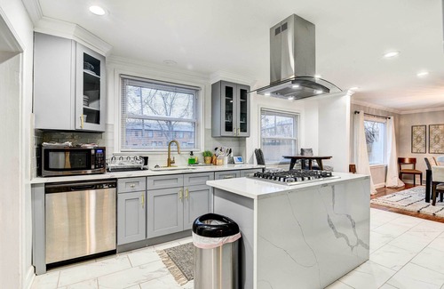 Highland Park Casa | Luxurious Detroit Home - Walk to Golf & Park!