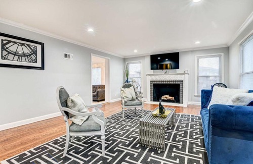 Highland Park Casa | Luxurious Detroit Home - Walk to Golf and Park!