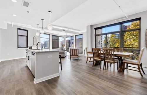 Rolling Mill Hill Condominio | Lujoso grande de 2 habitaciones y 2 baños Downtown Condo-Corner Unit # 204