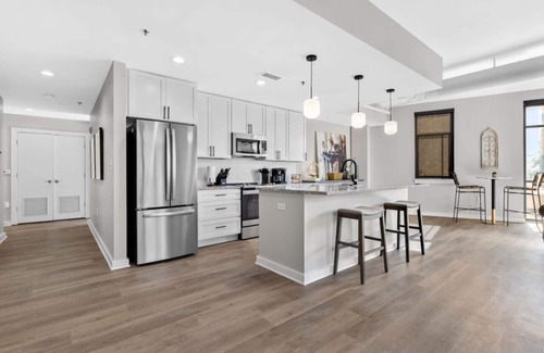 Rolling Mill Hill Condominio | Lujoso grande de 2 habitaciones y 2 baños Downtown Condo-Corner Unit # 204