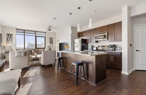 Rolling Mill Hill Condominio | Lujoso centro de la ciudad. Piso superior. Unidad 2 habitaciones, 2 baños, vistas a la ciudad y al río, n. ° 611