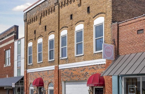 McMinnville Casa | Luxurious Downtown Townhouse
