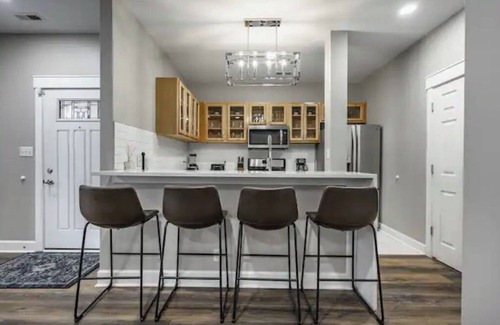 Old Northside Casa | Luxurious Downtown 3BR Townhome Dual King Beds Games Private Garage