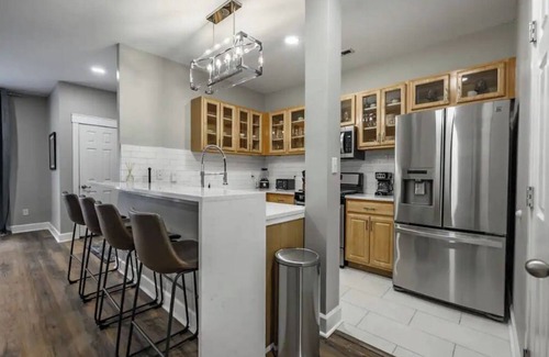 Old Northside Casa | Luxurious Downtown 3BR Townhome Dual King Beds Games Private Garage