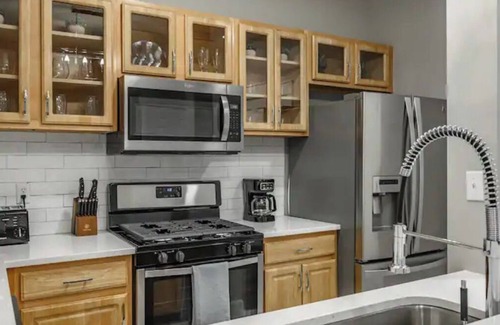 Old Northside Casa | Luxurious Downtown 3BR Townhome Dual King Beds Games Private Garage