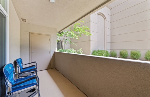 University City Apartamento | Luxurious Dual Master Suites, King Bed l Pool/Spa!