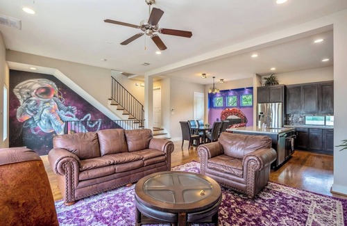 East Downtown Houston Casa | Luxurious, EADO Getaway w/ Private Graffiti Murals