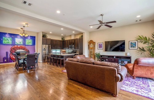 East Downtown Houston Casa | Luxurious, EADO Getaway w/ Private Graffiti Murals