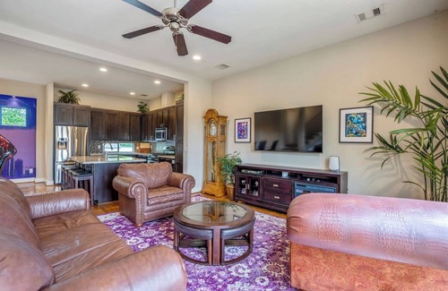 East Downtown Houston Casa | Luxurious, EADO Getaway w/ Private Graffiti Murals
