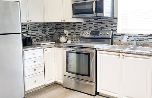 Langton Otro | Luxurious farmhouse stay close to beach on Lake Erie.