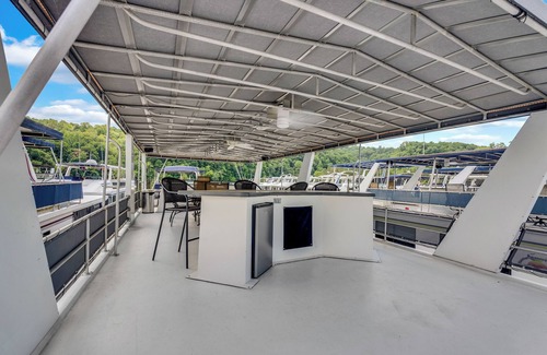 Smithville Alquiler De Eote | Luxurious Five Bedroom Houseboat Retreat on Center Hill Lake
