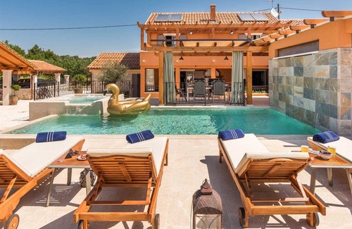 Bicine Villa | Lujosa villa de cinco estrellas con piscina climatizada para 10-12 personas