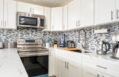 Waikiki Condominio | Luxurious, Free Parking & WiFi, Ocean View, Remodeled, 1 BR Condo, No Resort Fee
