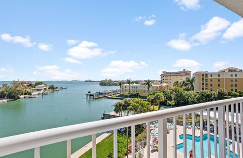 St. Pete Beach Condominio | Luxurious, Fully Equipped, 5th Floor Condo with Breathtaking Views of Gulf/Bay