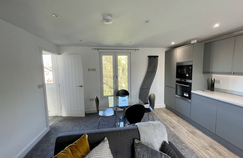Shottery Apartamento | Luxurious 1 bed top floor apartment with parking