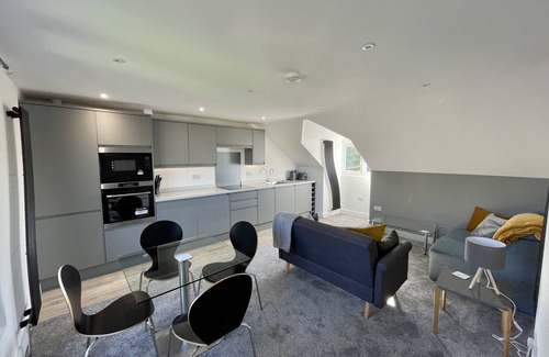 Shottery Apartamento | Luxurious 1 bed top floor apartment with parking