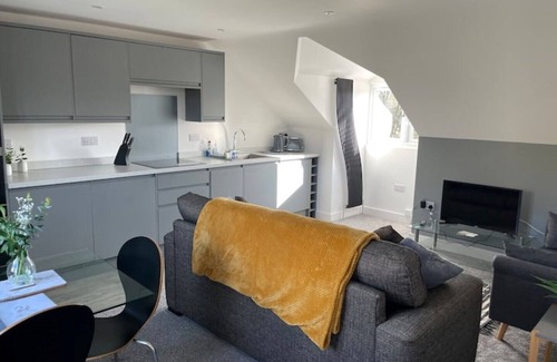 Shottery Apartamento | Luxurious 1 bed top floor apartment with parking