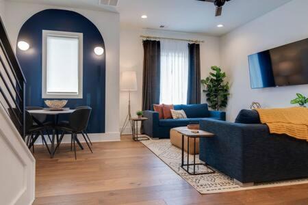 Germantown Casa | Luxurious Germantown Home with Rooftop Decks