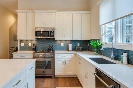 Germantown Casa | Luxurious Germantown Home with Rooftop Decks