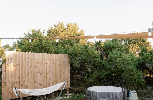 Canyon Lake Alquiler De RV | Luxurious glamping with a/c + hot tub and pool in Canyon Lake