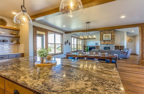 Powell Butte Casa | Luxurious Home, Beautiful Views, Family Friendly!