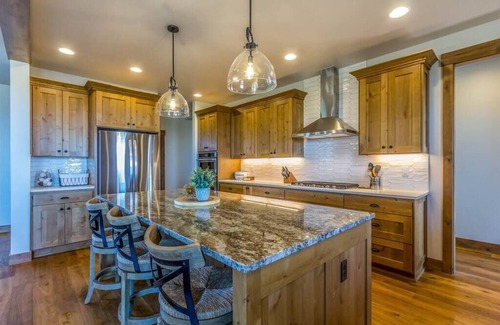 Powell Butte Casa | Luxurious Home, Beautiful Views, Family Friendly!