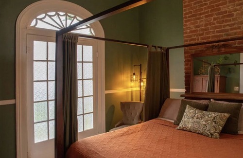 Faubourg Marigny Cama Y Desayuno | Luxurious home blocks from the French Qtr with heated pool, hot tub.