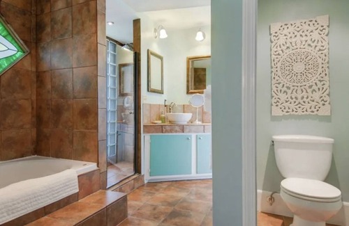 Faubourg Marigny Cama Y Desayuno | Luxurious home blocks from the French Qtr with heated pool, hot tub.
