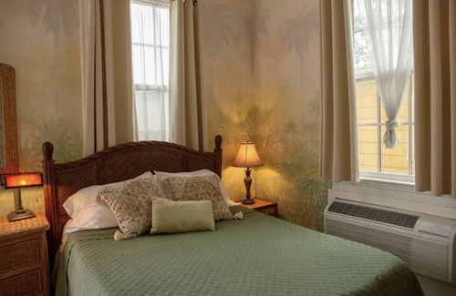 Faubourg Marigny Cama Y Desayuno | Luxurious home blocks from the French Qtr with heated pool, hot tub.