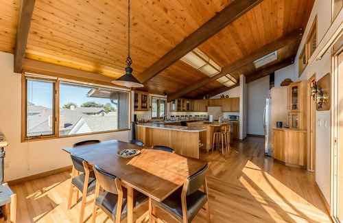 Crescent City North Casa | Lujosa casa con vista al mar, sauna, mesa de billar y más.