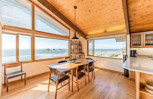 Crescent City North Casa | Lujosa casa con vista al mar, sauna, mesa de billar y más.