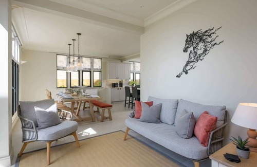 Cheltenham Casa | Luxurious Home in Cheltenham, Private Parking