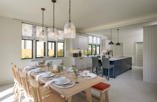 Cheltenham Casa | Luxurious Home in Cheltenham, Private Parking