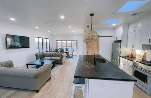 Oceano Casa | New Luxurious Home! Hot Tub! 2 min walk to Beach!