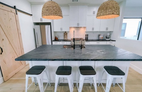 Oceano Casa | New Luxurious Home! Hot Tub! 2 min walk to Beach!