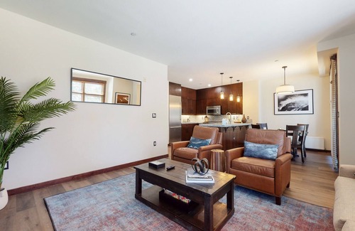 Mammoth Lakes Condominio | Luxurious Home on Sierra Star Golf Course. Balcony & Gas Grill, Washer/Dryer