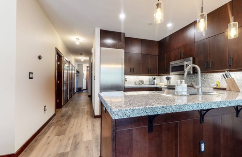 Mammoth Lakes Condominio | Luxurious Home on Sierra Star Golf Course. Balcony & Gas Grill, Washer/Dryer
