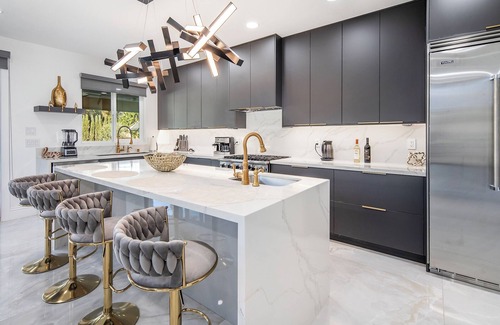 Seven Hills Casa | Luxurious Home: Pool, Gym, Cinema, & More