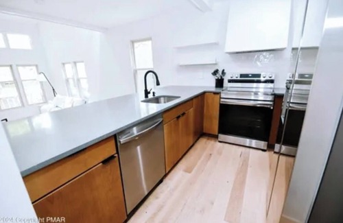 East Stroudsburg Casa | Luxurious Home with Mountain Views, Skiing, Hiking, Water Sports, Going Out