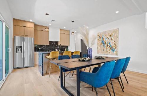 Crenshaw Apartamento | Luxurious Home with Hot Tub and Arcades Sleeps 14