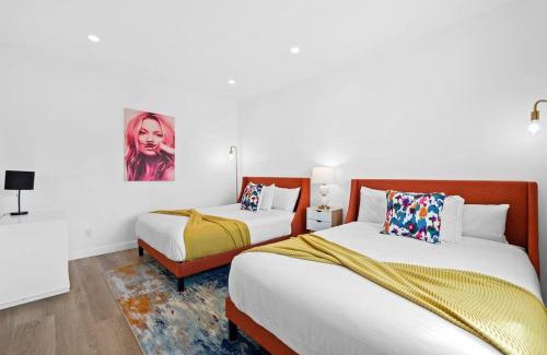 Crenshaw Apartamento | Luxurious Home with Hot Tub and Arcades Sleeps 14