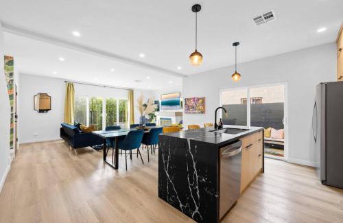 Crenshaw Apartamento | Luxurious Home with Hot Tub and Arcades Sleeps 14