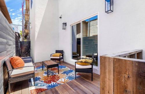 Crenshaw Apartamento | Luxurious Home with Hot Tub and Arcades Sleeps 14