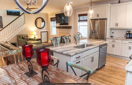 The Nations Casa | *LUXURIOUS House! Garage Parking, Walkable, Trendy neighborhood (Pet Friendly!)*