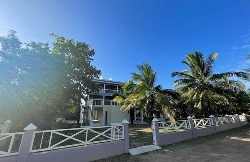 Isla de Utila Villa | Luxurious House w/ AC + Pool.