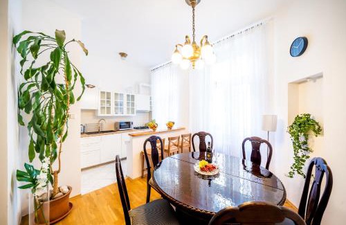Josefov Apartamento | Luxurious Kafka family apt in Old Town