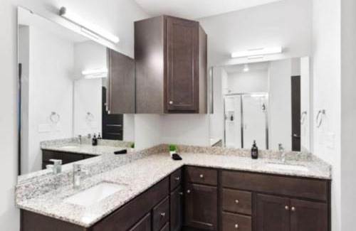 North Raleigh Apartamento | Luxurious King 2BR Suite in North Raleigh!