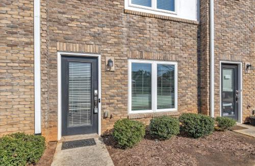 Southwest Raleigh Casa | Luxurious King 3BR Townhouse Mins to Downtown!