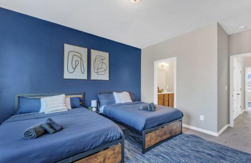 Southwest Raleigh Casa | Luxurious King 3BR Townhouse Mins to Downtown!